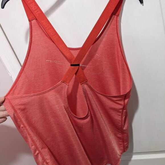 Nike | Elastika Keyhole Training Tank in Red - Picture 8 of 11